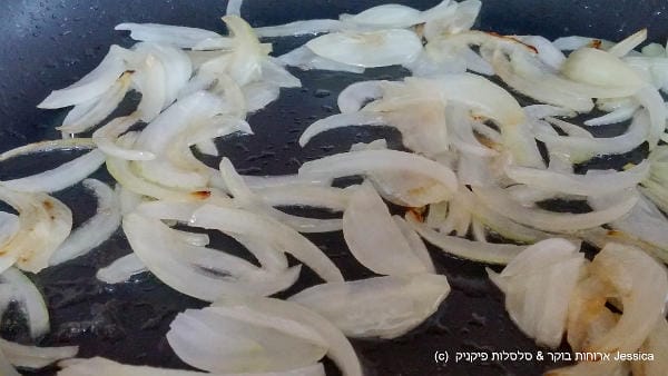 לטגן בצל עד הזהבה קלה